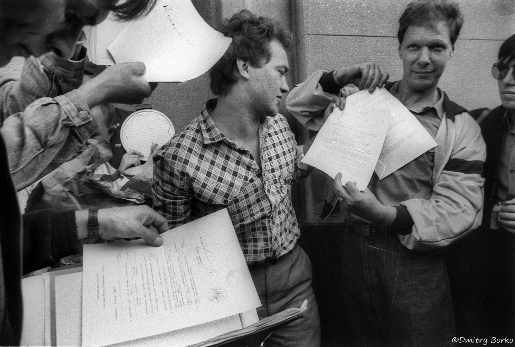 Демонстранты показывают документы, вынесенные из ЦК КПСС, 22 августа 1991 года