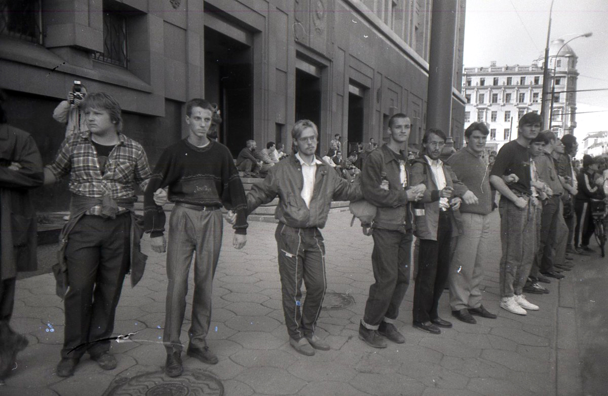 Демонстранты у КГБ, 22 августа 1991 года Демонстранты у КГБ, 22 августа 1991 года