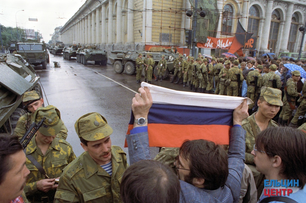 Демонстранты и военные на Манежной площади Демонстранты и военные на Манежной площади