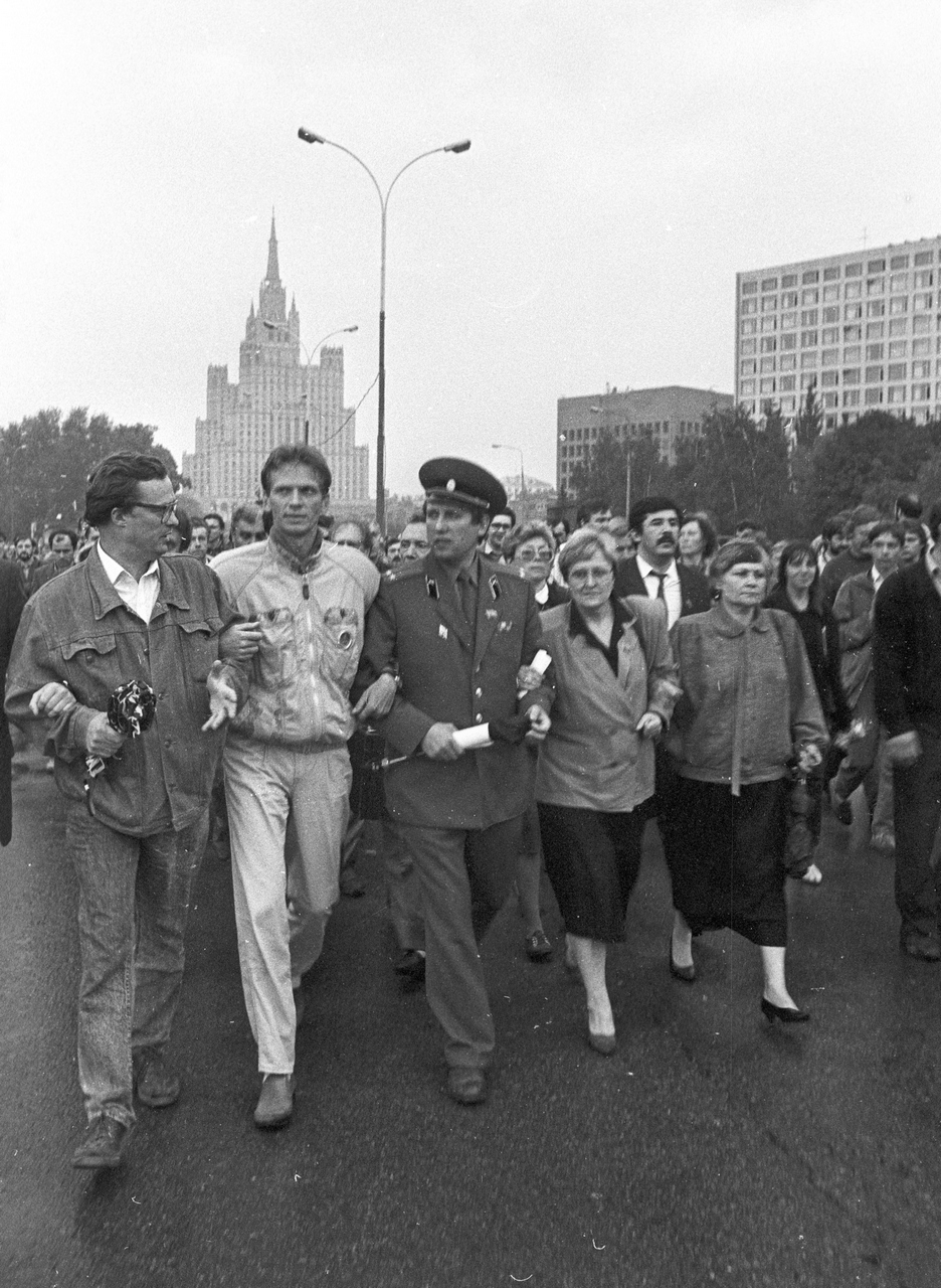 Депутаты идут навстречу военным Депутаты идут навстречу военным